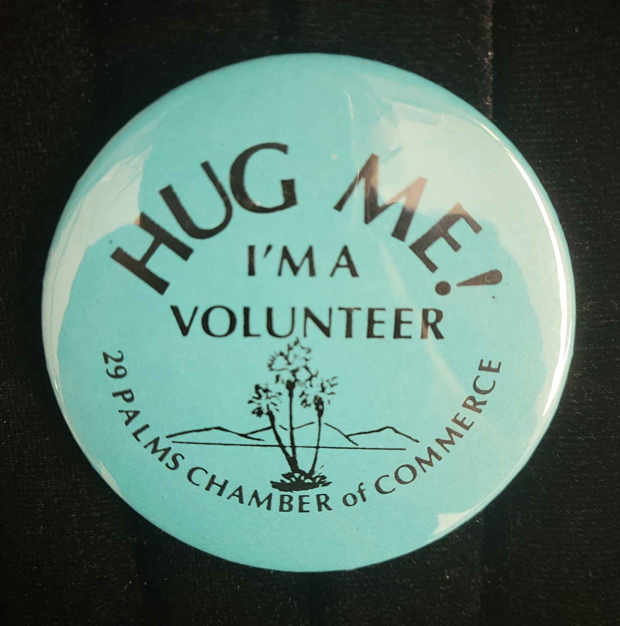 29 Palms Hug Me I'm A Volunteer
Vintage Collector Button